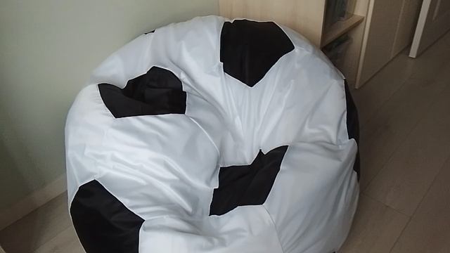 мне купили большой мяч пуфик