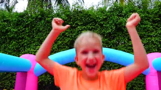 Влад и Никита играют вместе с Куклои с надувными игрушками