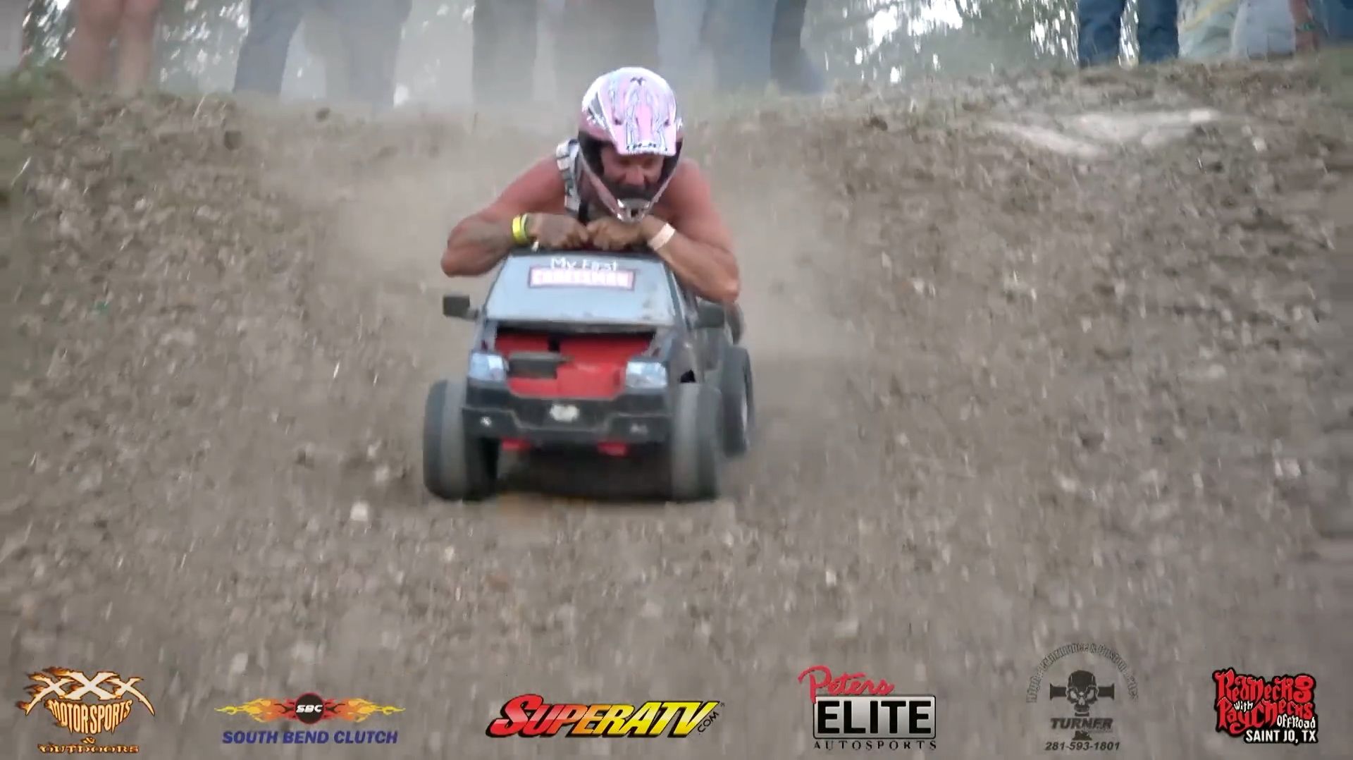 Стремительный спуск: маленькие машинки на большой скорости