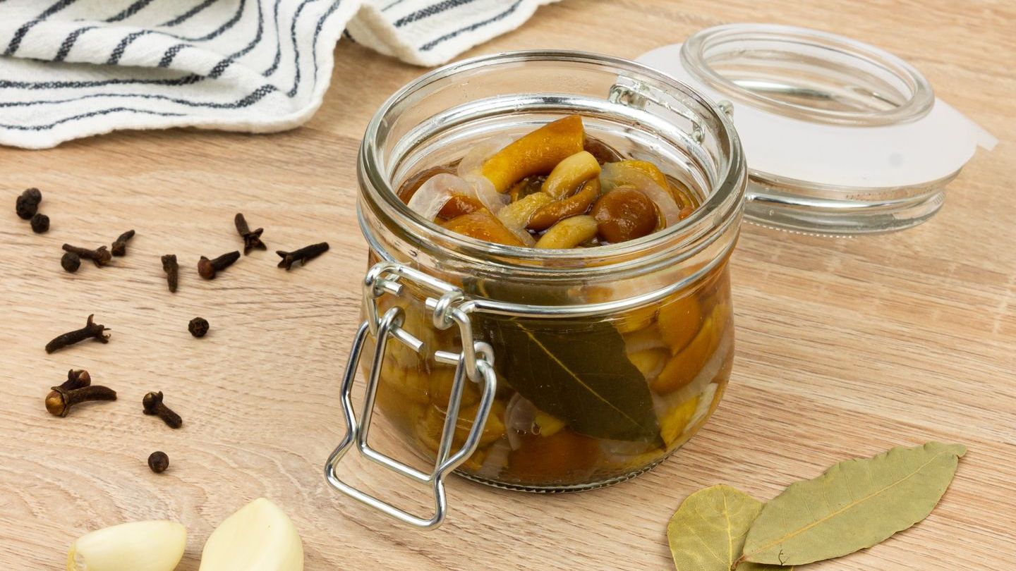 Простые маринованные грибы с луком