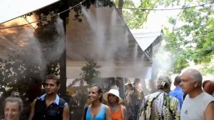 Туманное охлаждение летних кафе