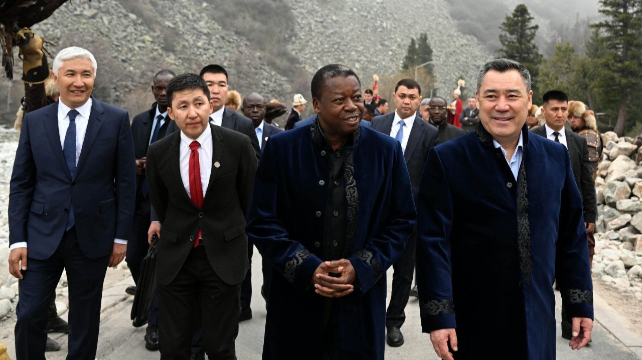 Садыр Жапаров познакомил председателя Совета министров Того с традициями кочевников