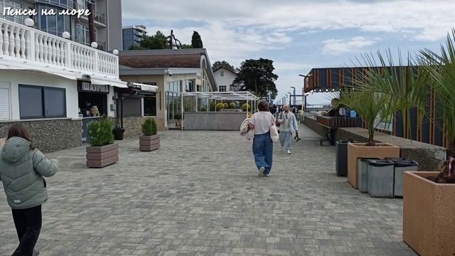 Адлер, прогулка по набережной пляжа 