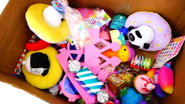 Влад и Никита играют и украшают елку