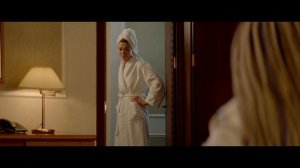 Фильм Батя (2021)Батя ювелирно отрезает Максу прозрачную дольку от огромного яблока