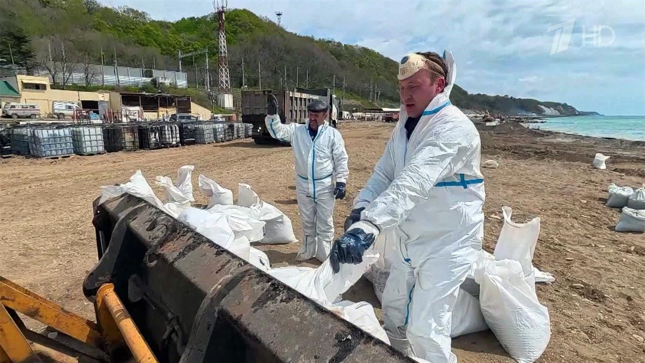 В Туапсе продолжается ликвидация последствий пожара на НПЗ после украинских ударов