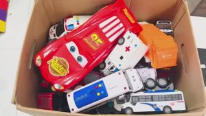 Машинки для детей. Распаковываем коробку с машинками. Мультик про машинки.