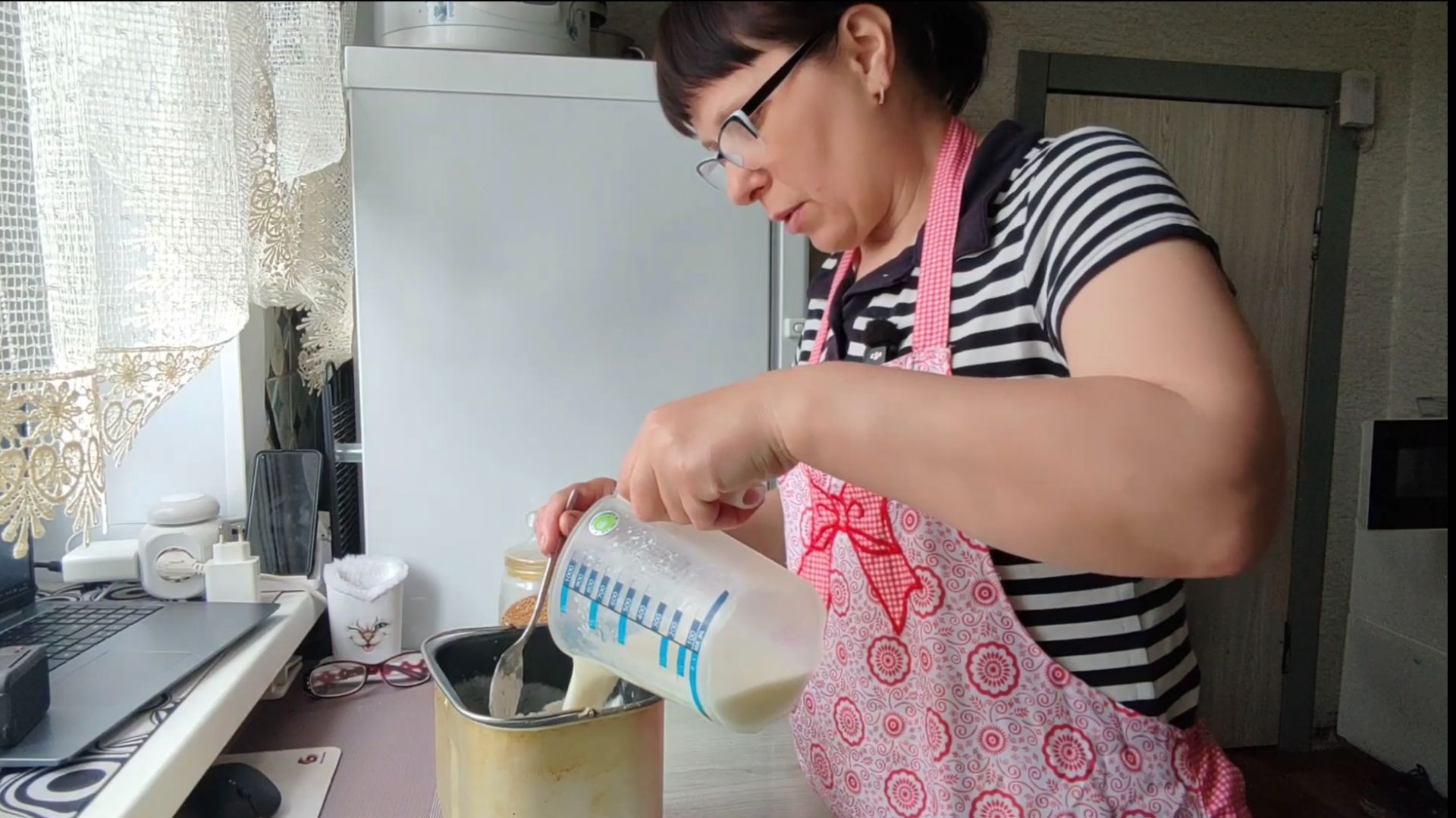 МУЖ ЖАРИТ Я РЕЖУ ПРИДУМАЛИ ОБЕД И ПОСТАВИЛИ ТЕСТО НА ХЛЕБ