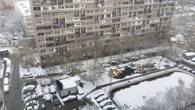 Песня А за окном то дождьто снег.А у нас во дворе...