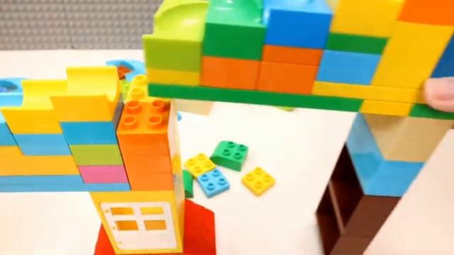 Залипательное видео с машинками для детей. Играем,с горкой, шариками. #дети #видеодлядетей