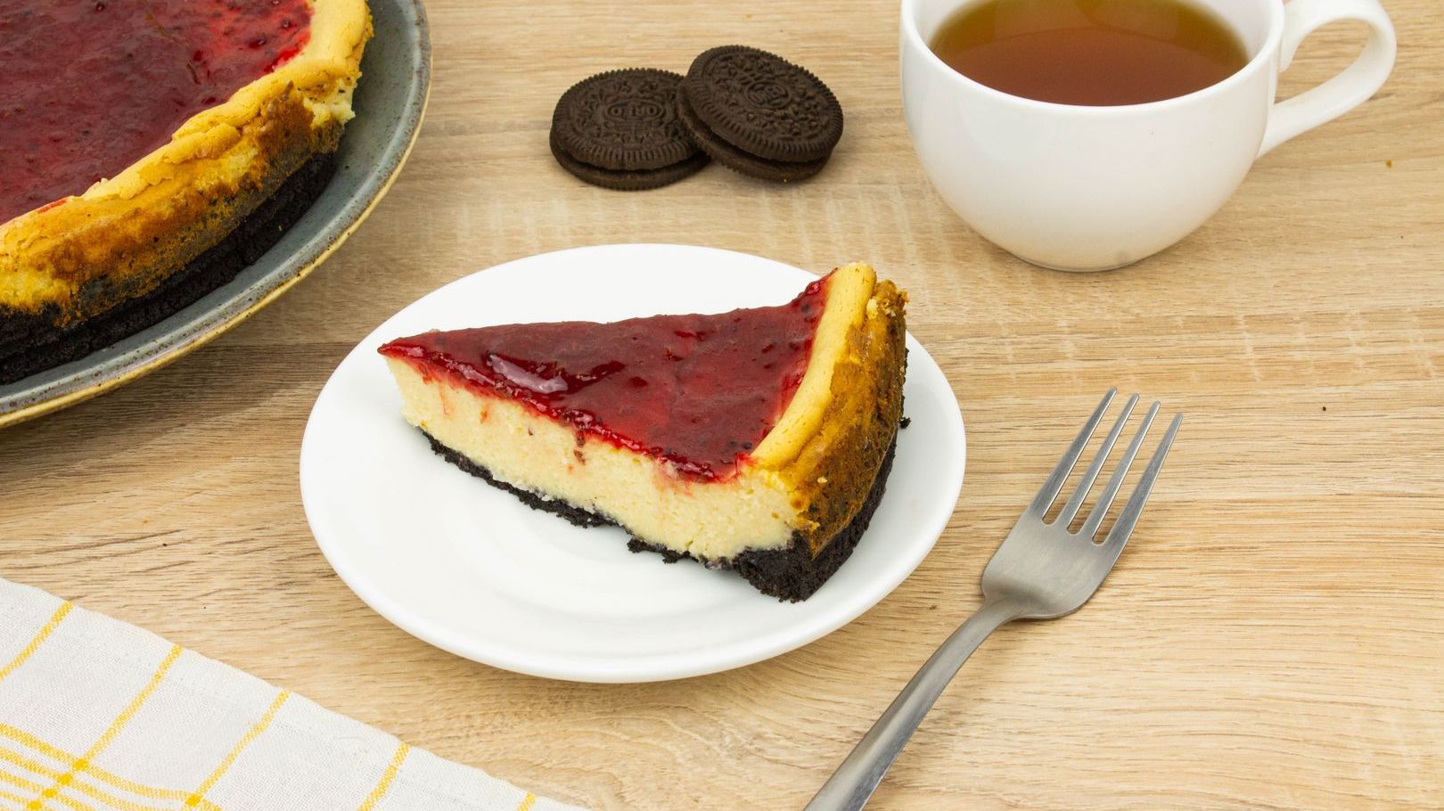 Чизкейк из шоколадного печенья с ягодным соусом