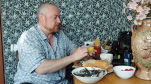 Мукбанг. Молосольная тюлька с редиской и картошкой. Притчи Соломона глава 3. Еда на камеру.