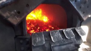 Кочегар топит печку в Поезде Победы