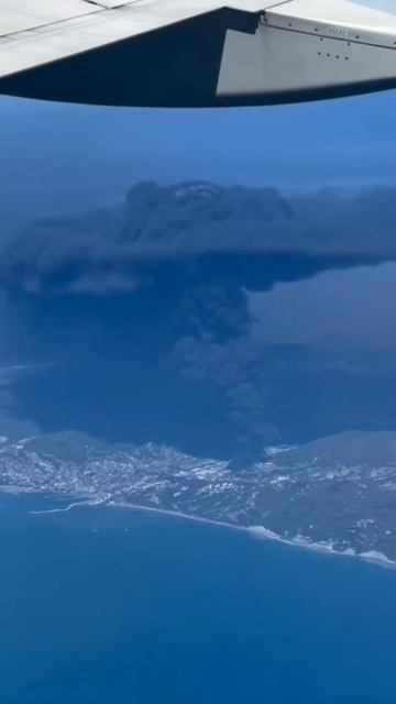 Кадры пожара на НПЗ в Туапсе снятого с борта пассажирского самолета.