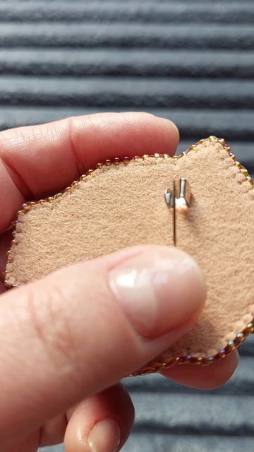 Брошь Гранат ручной работы прекрасно дополнит ваш элегантный яркий весенний образ 