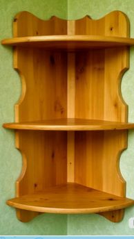 Навешивание угловых деревянных полочек.