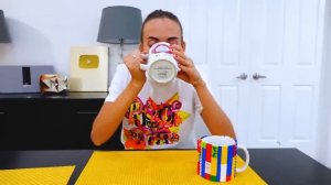 Влад и Никита играют с игрушечным эвакуатором для детей