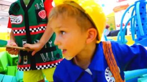 Влад и Никита играют в профессии в детском игровом центре