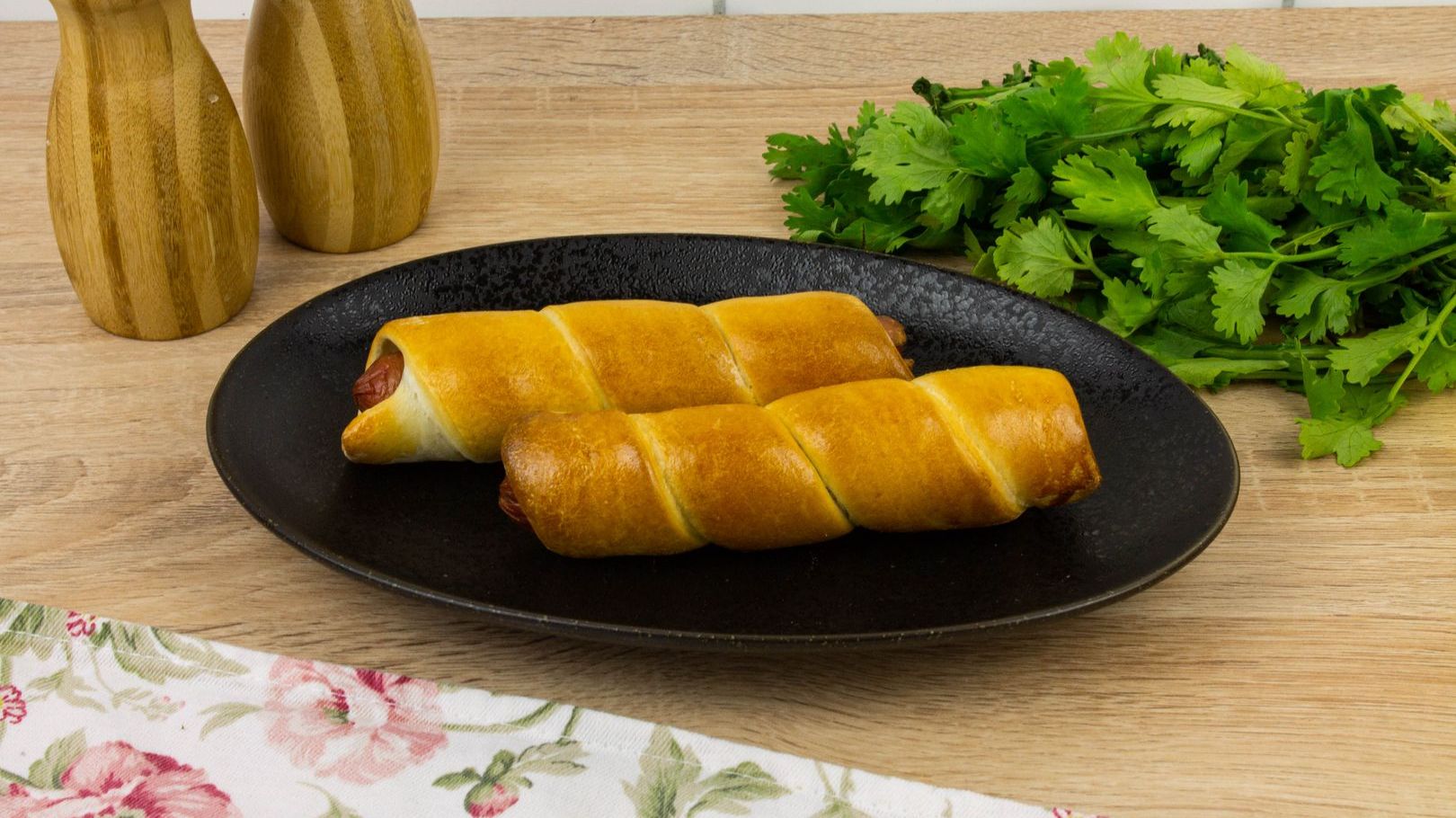 Хот-доги в спиральках из теста