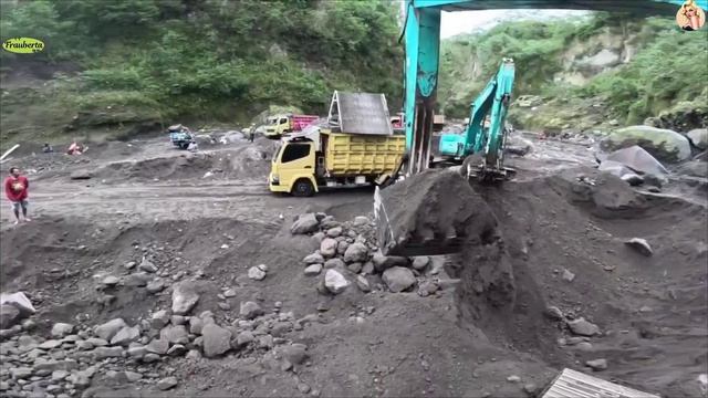 Строительство, экскаватор копает песок