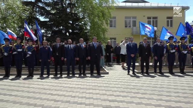 Глава КЧР Рашид Темрезов принял участие в зажжении Вечного огня на мемориале в с. Чапаевском