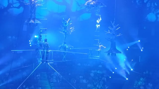 Канатоходцы ходят по канату над куполом Большого Московского Цирка с акробатом на голове