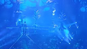 Канатоходцы ходят по канату над куполом Большого Московского Цирка с акробатом на голове