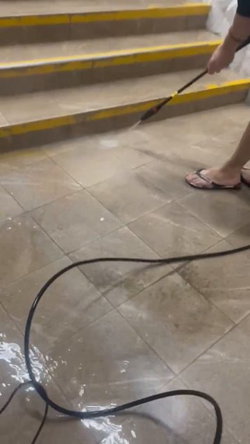 Очистка труднодоступных мест в аквапарке