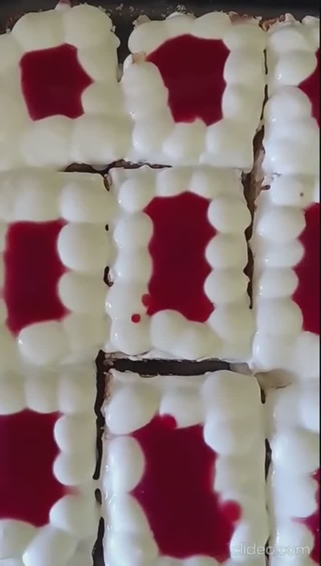 Пирожные со сметанным кремом и джемом)