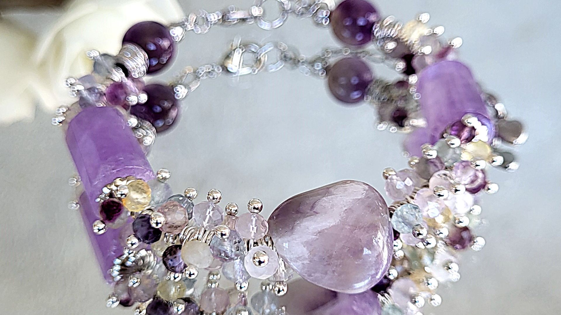 Браслет гроздь из флюорита, аметиста