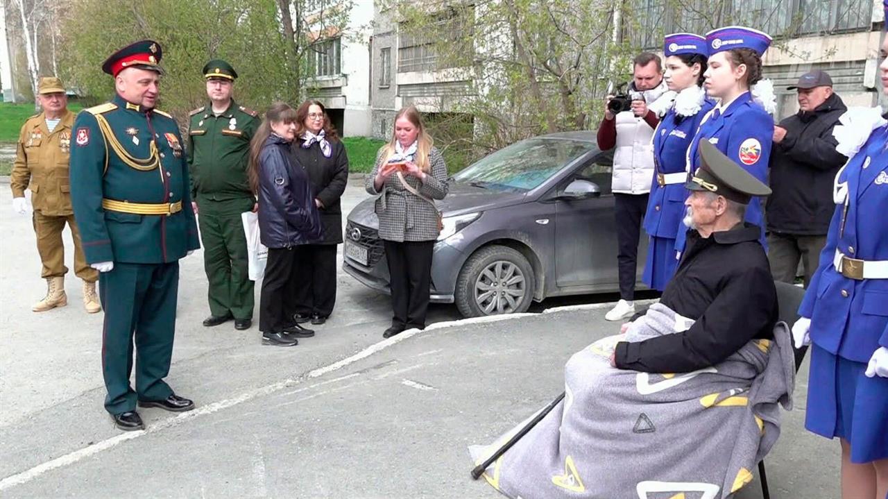 Персональный парад Победы провели для ветерана Великой Отечественной войны Дмитрия Николаевича Су...