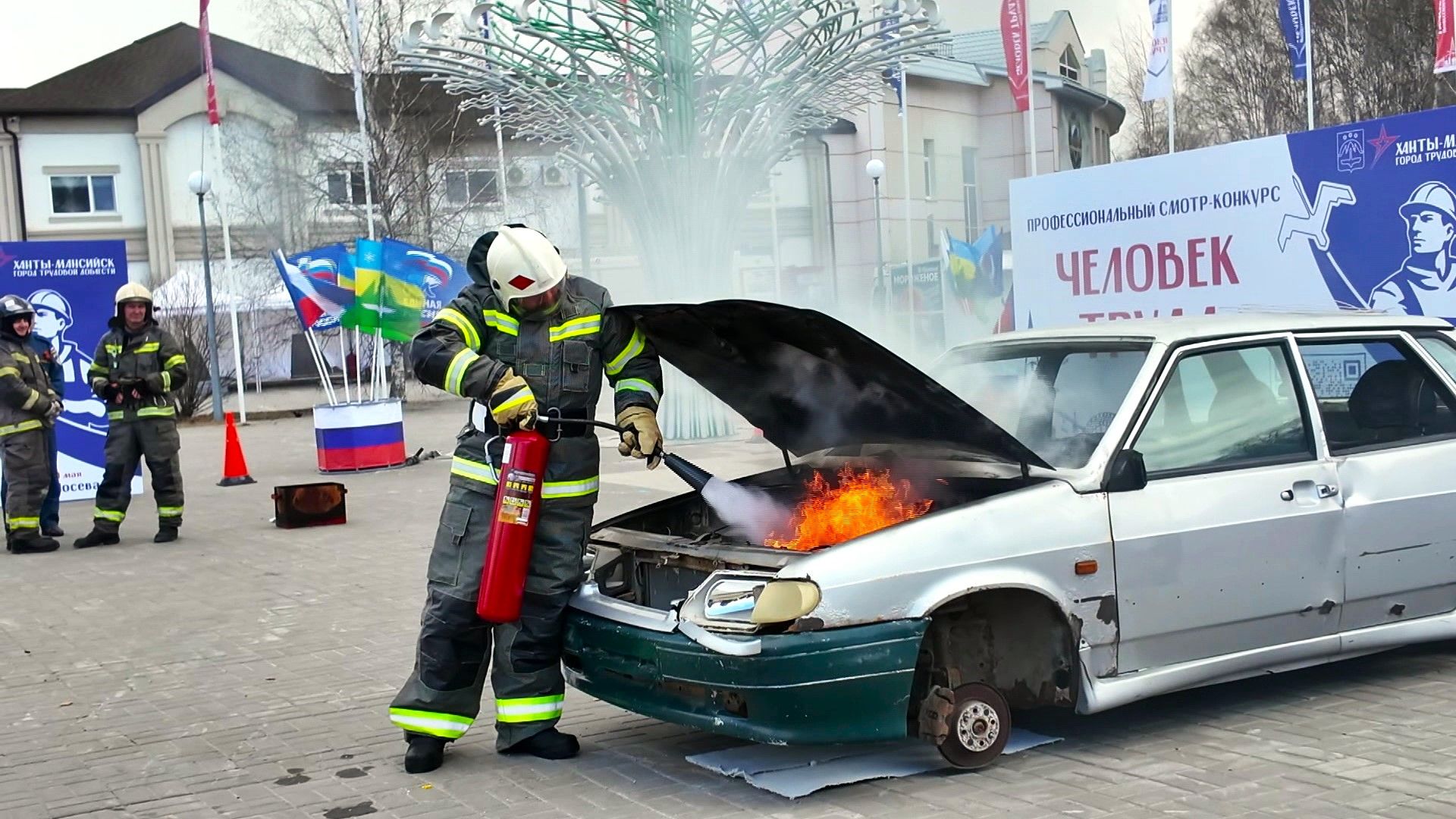 По сценарию: в Ханты-Мансийске потушили машину и спасли условно пострадавшего