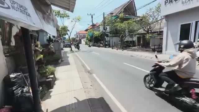 Беженец🇮🇩Бали. ПО ЧЕМ ИЗДЕЛИЯ ИЗ ПИТОНА БЕЗУМНО ДОРОГИЕ ЛЕКАРСТВА! СИНДИ ОТВОЗИТ МОПЕД СЕСТРЕ.