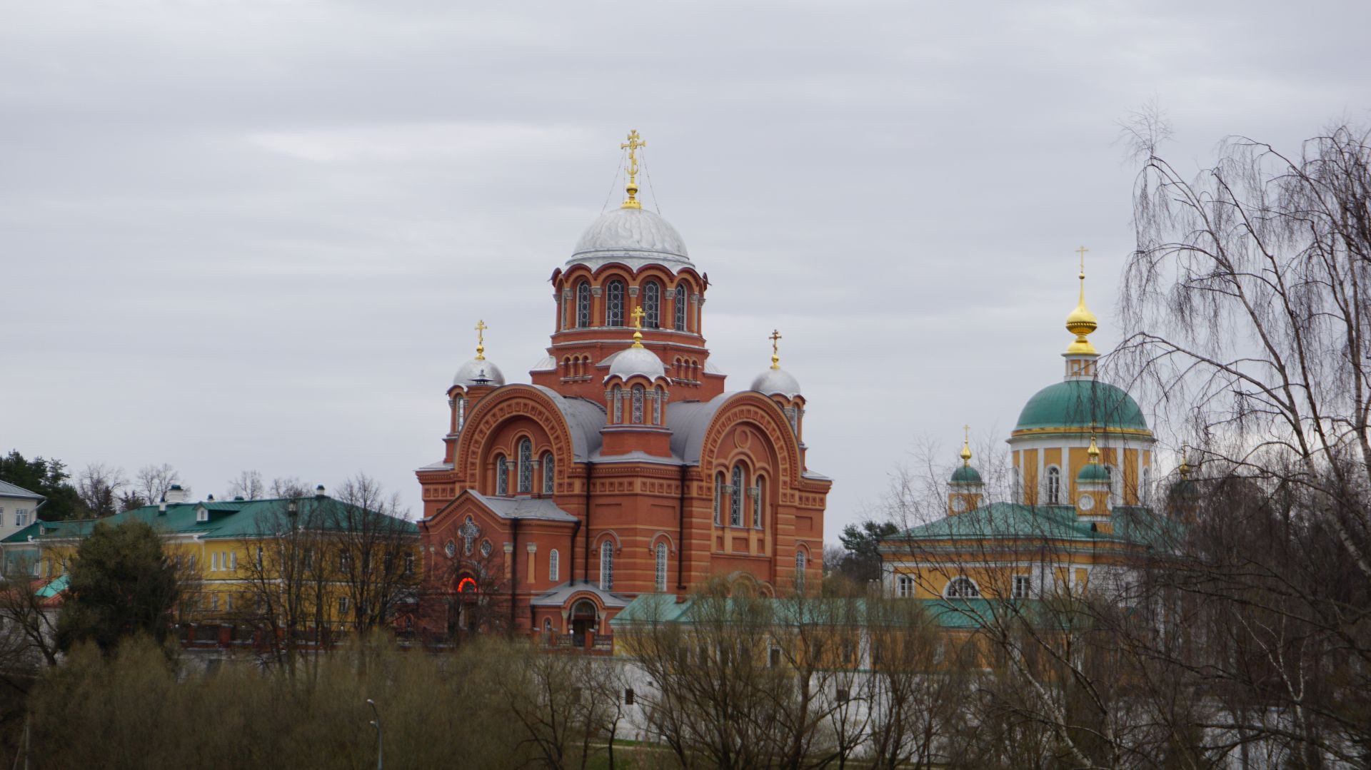 Вид с холма на монастырь в Хотьково
