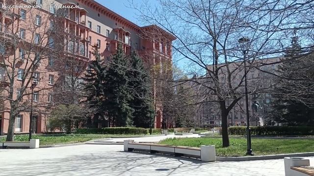 Москва. Сквер им. П.И. Багратиона - первые тюльпаны -  Кутузовский пр. - дом Дмитрия Шостаковича.