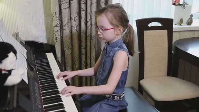 ЖИТЬ В ТВОЕЙ ГОЛОВЕ ( cover Земфира ) Виктория Викторовна 7 лет