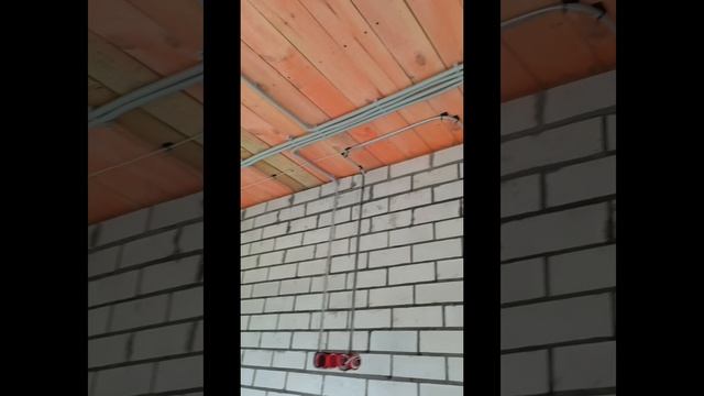 Сделали новую электропроводку в частном доме 90 КВ/м, электропроводки в гофре, 
 по потолку, открыт