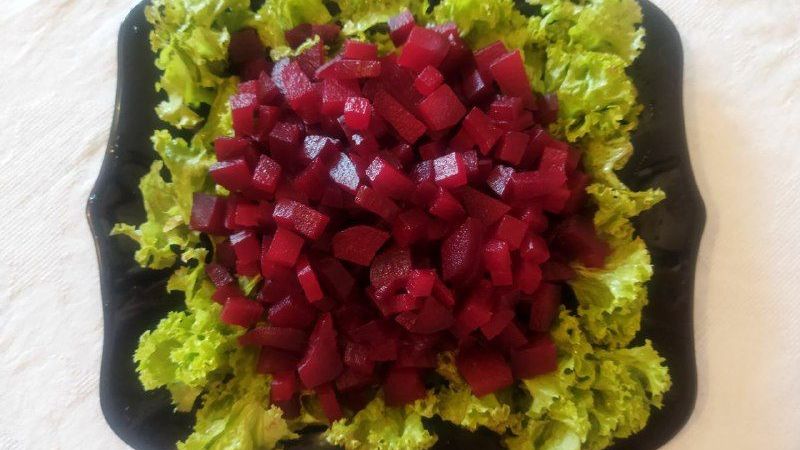 Мозаичный салат из свеклы с моцареллой