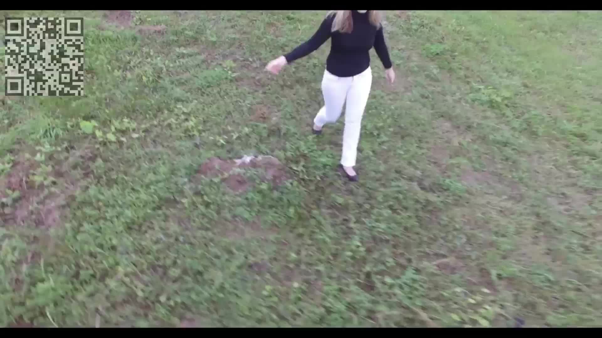 Молодая девушка у воды .