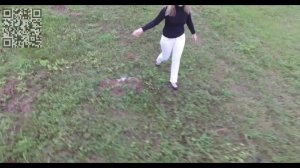 Молодая девушка у воды .