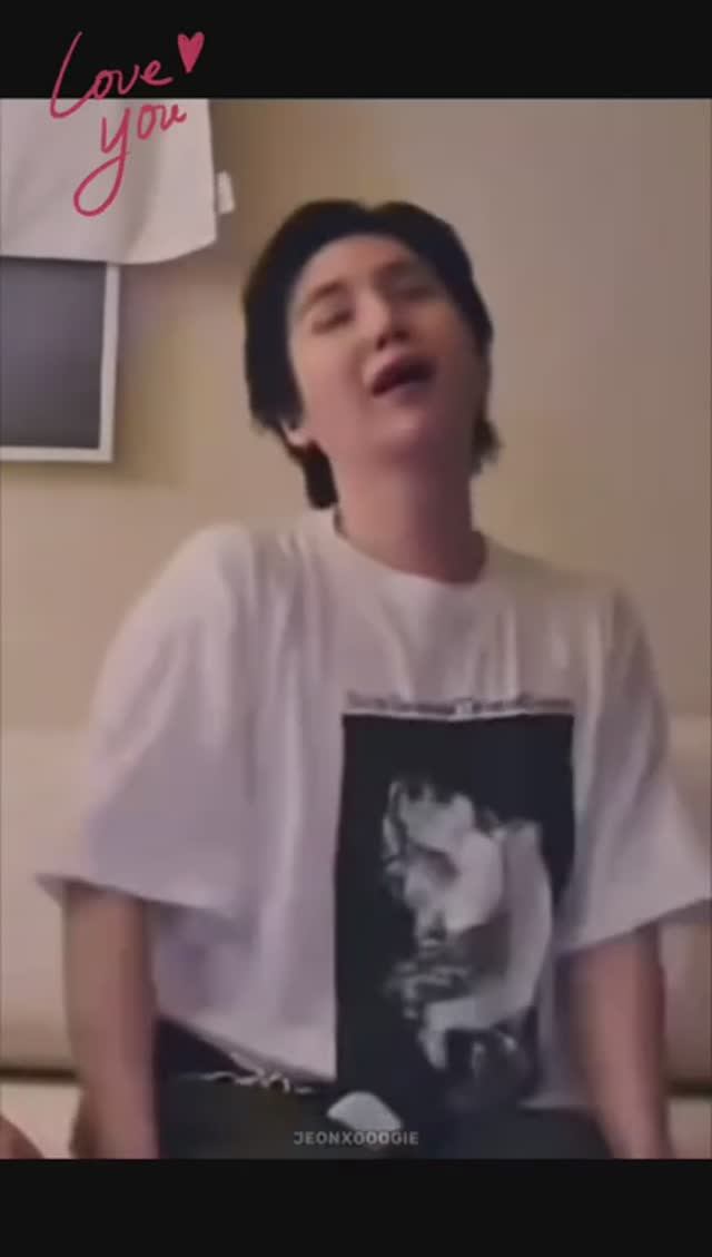 ЭТО ЮНГИ ДЕЛАЮТ ТАК ТЕ ,КТО ПРОСИТ ТЕБЯ ЖЕНИТСЯ НА НИХ...