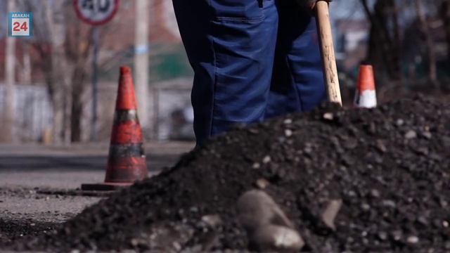 Дороги Абакана избавляются от выбоин и провалов: в столице Хакасии стартовал ямочный ремонт