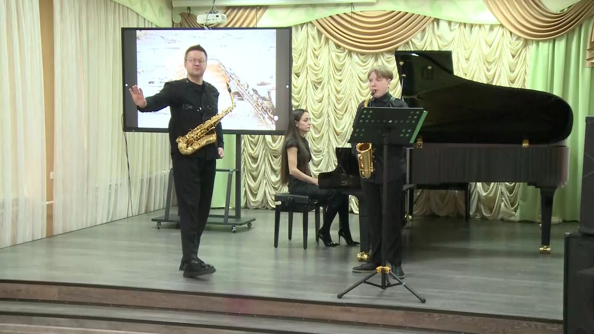 Саксофонист-виртуоз Тарас Гусаров дал мастер-класс юным музыкантам Нефтеюганска