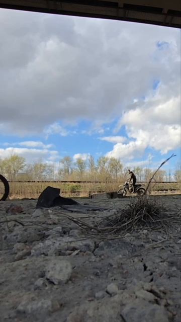 Нашли шпалу и давай через нее прыгать 🏍