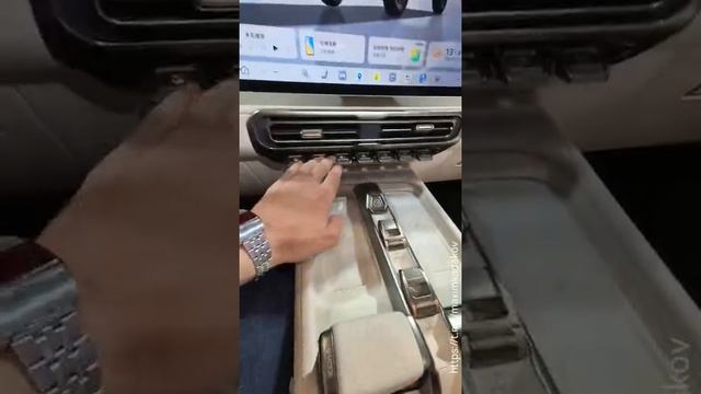 . Это Hongqi P567 — серийный внедорожник государственного концерна FAW,