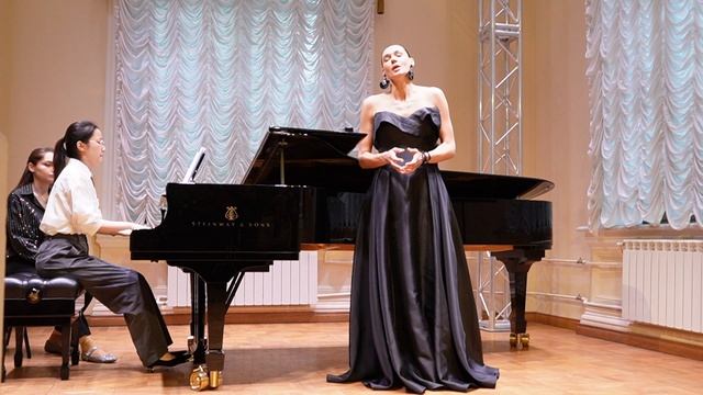 Юлия Гордина исполняет Семь испанских народный песен Мануэля де Фальи. Фортепиано — Му Вэйчжи