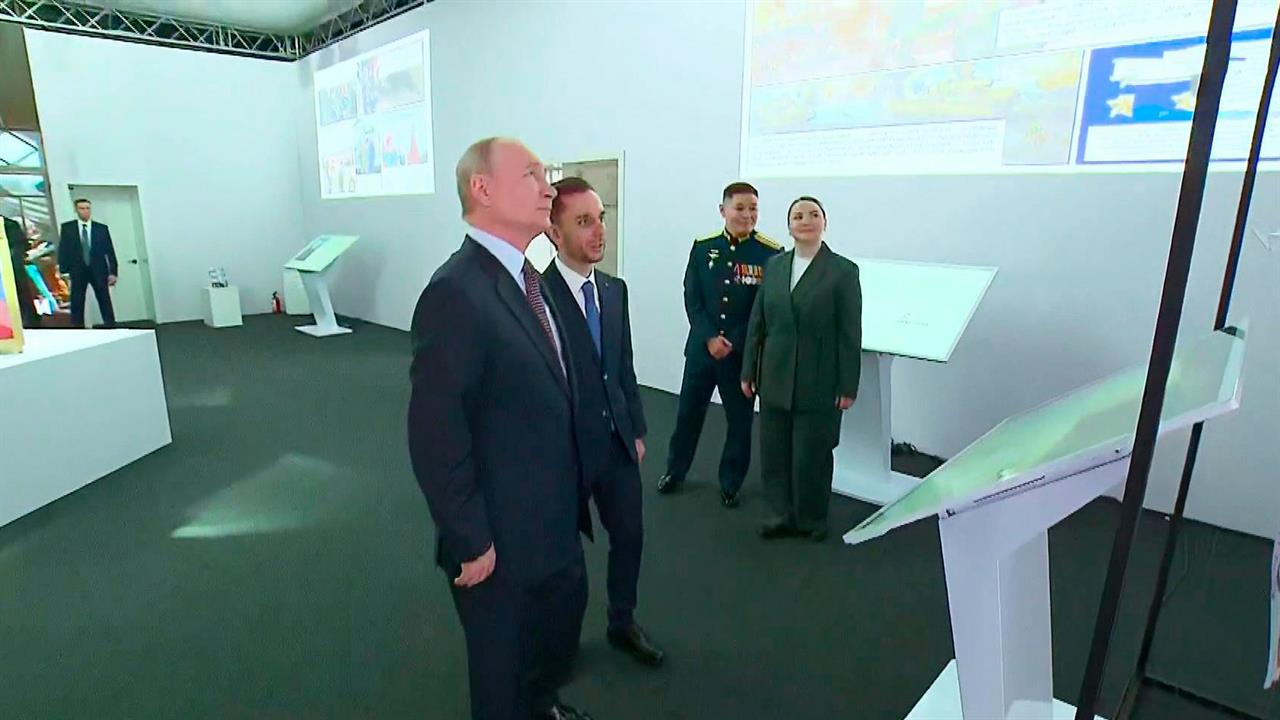 Путин осмотрел макет участка трубы, по которой шли бойцы в операции 