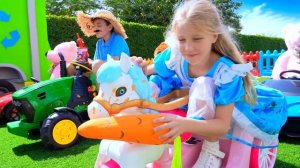 Оливер и мама играют в Автомобильный Кинотеатр 🚗🎬