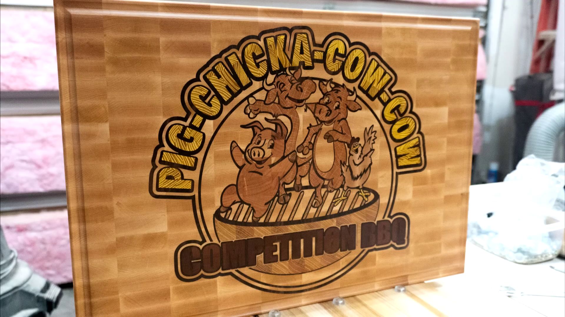 Разделочная доска Pig-Chicka-Cow-Cow. Инкрустация на станке с ЧПУ