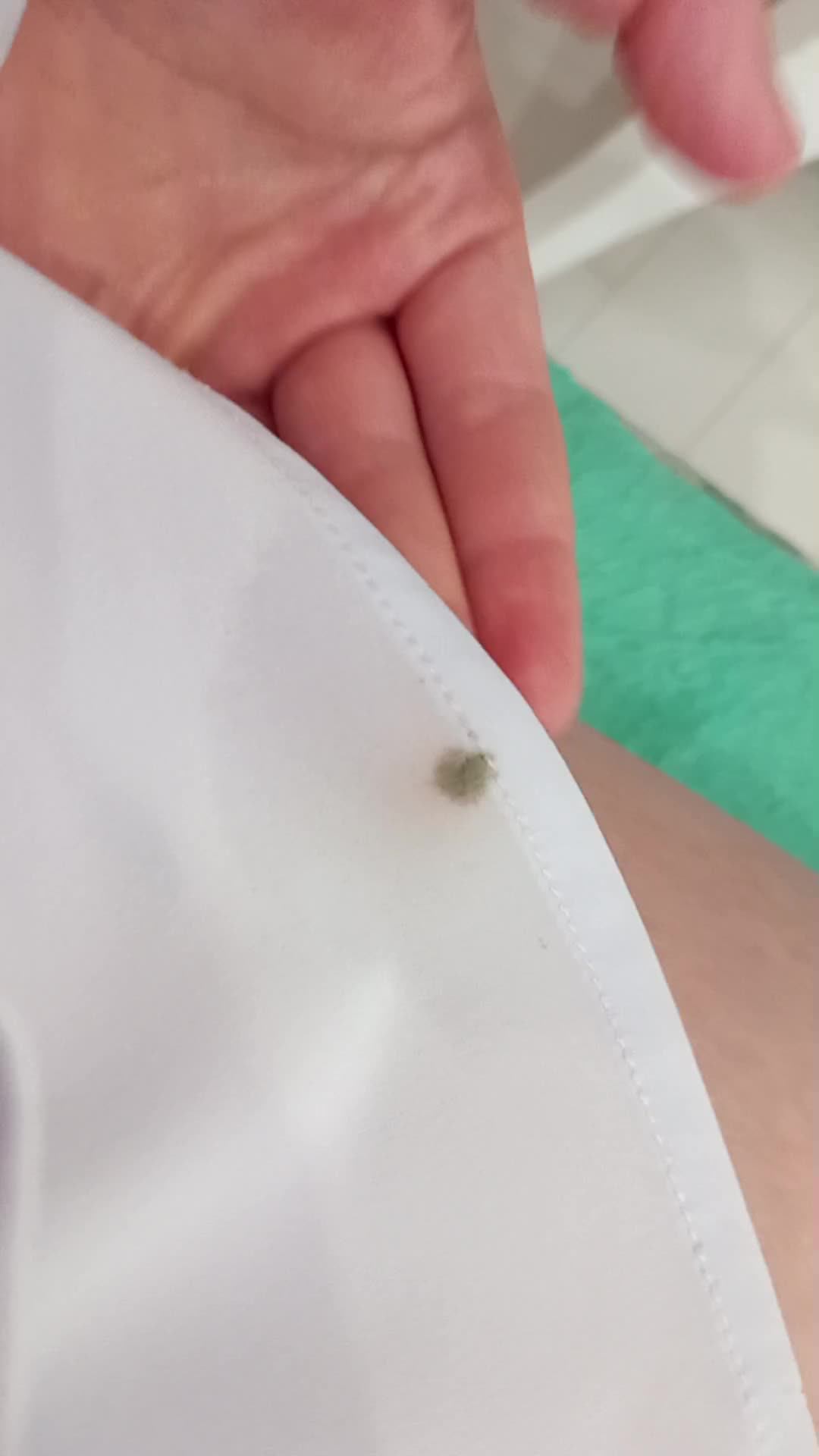 испачкала рубашку